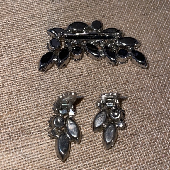 Vintage rhinestone pin and clip on earring set - Picture 4 of 7